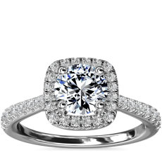 NOUVEAU Bague de fiançailles halo de diamants surmontée d’un diamant forme coussin en platine (1/3 carat, poids total)
